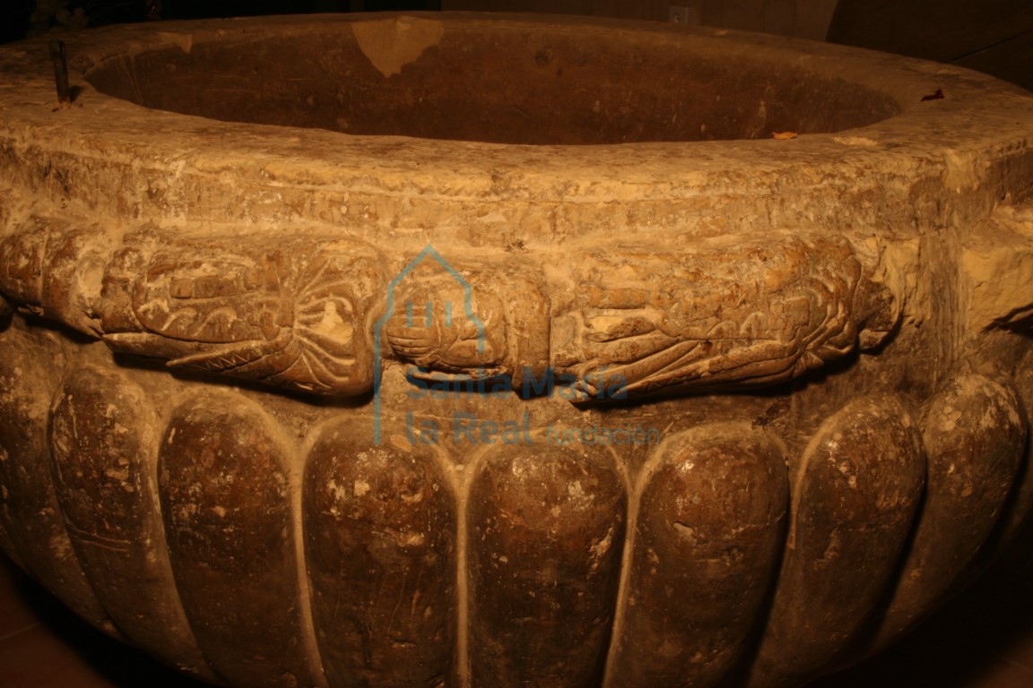 Detalle de la pila bautismal