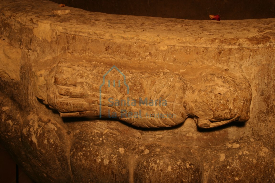 Detalle de la pila bautismal