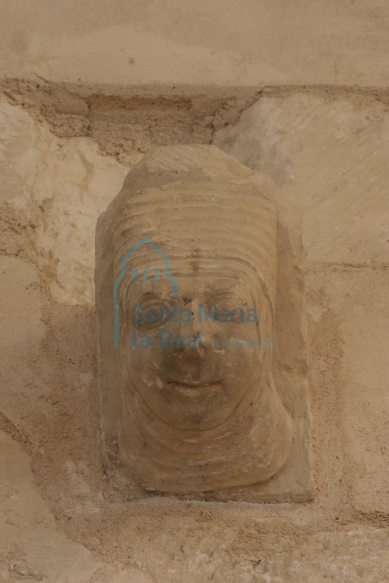 Canecillo reutilizado en el interior de la iglesia