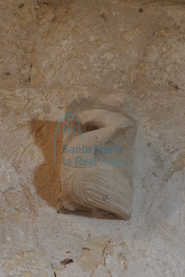 Canecillo reutilizado en el interior de la iglesia