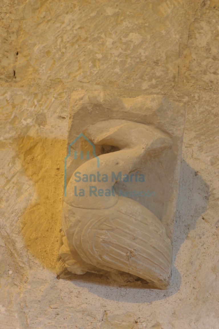 Canecillo reutilizado en el interior de la iglesia