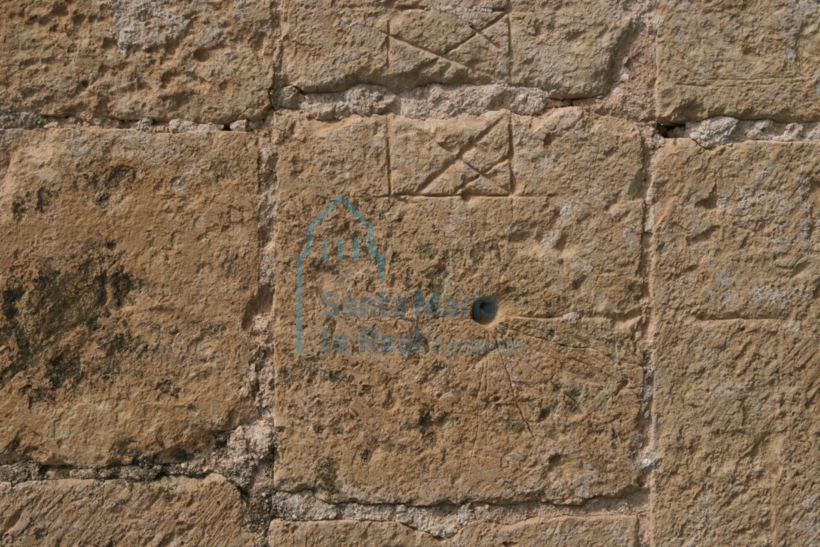 Reloj solar en un sillar