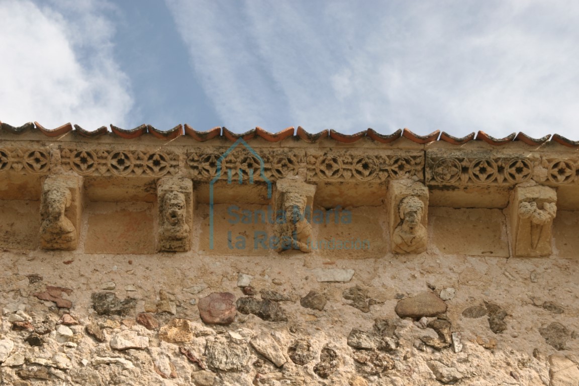 Canecillos de la fachada meridional