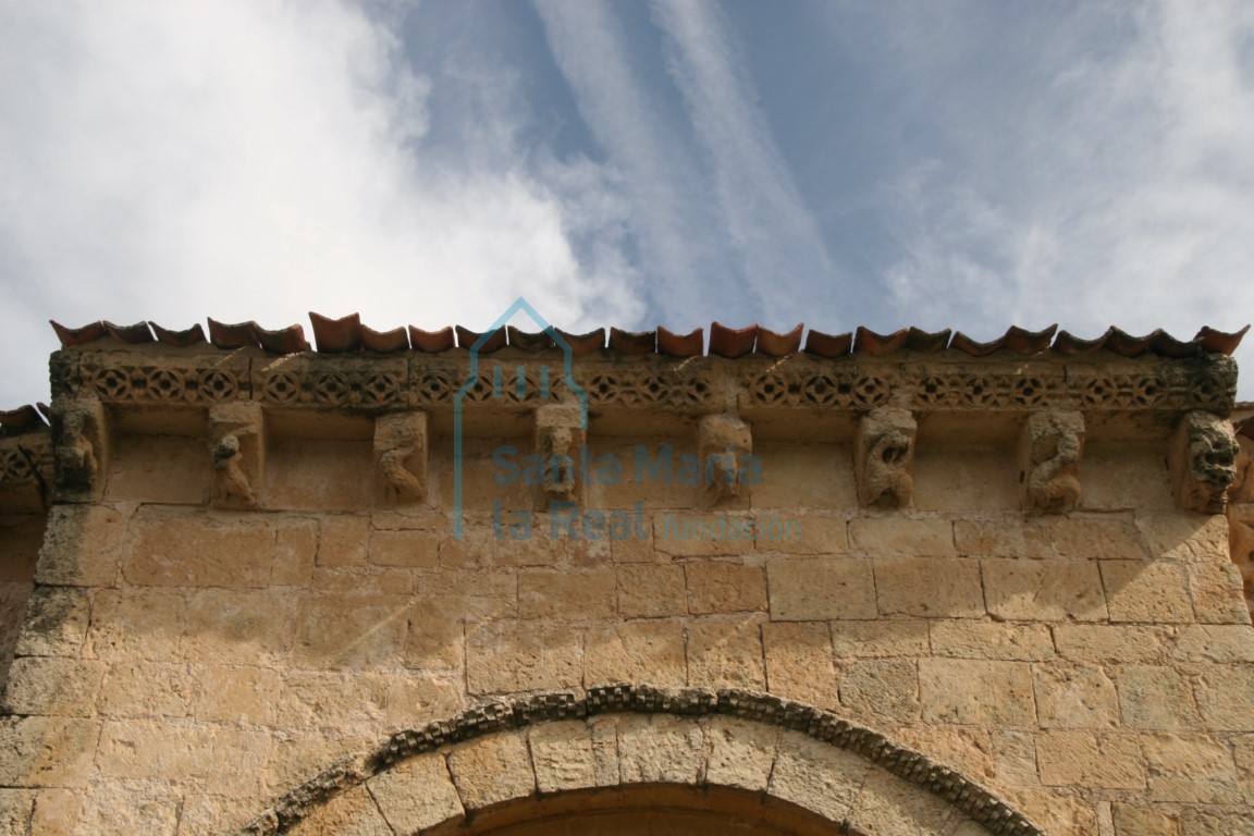 Canecillos de la portada sur