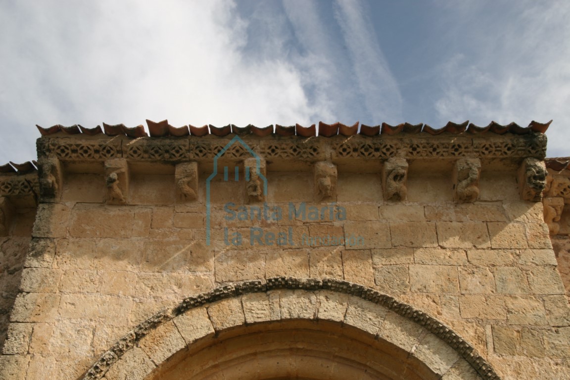 Canecillos de la portada sur