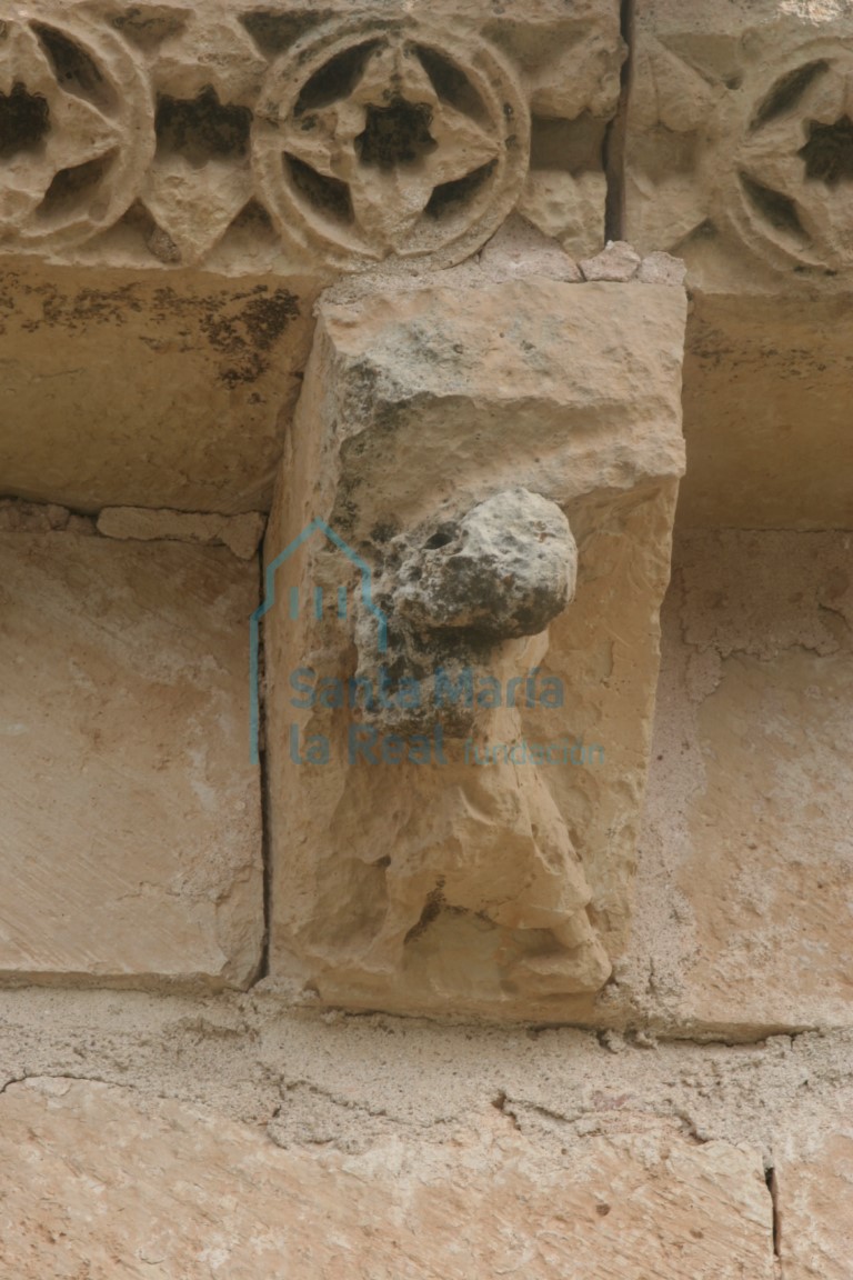 Canecillo de una figura humana