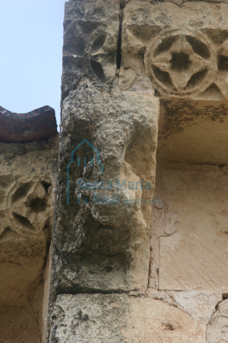 Canecillo de la fachada septentrional