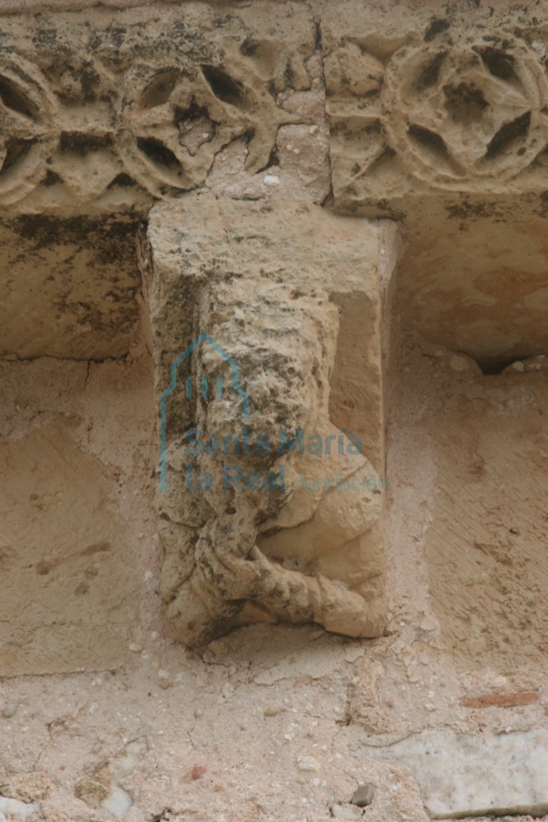 Canecillo con busto femenino