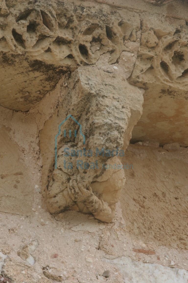 Canecillo con busto femenino