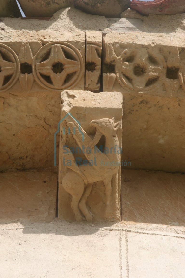 Canecillo de un grifo en el ábside