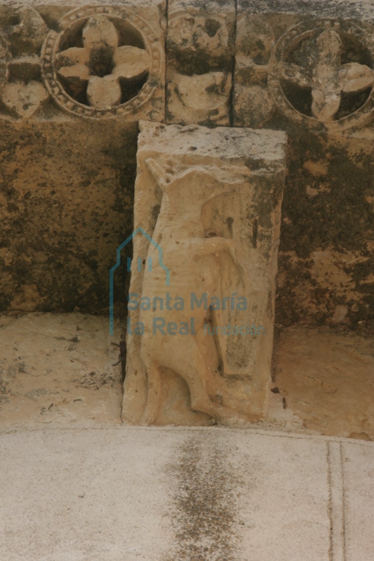 Canecillo de un asno tocando la lira