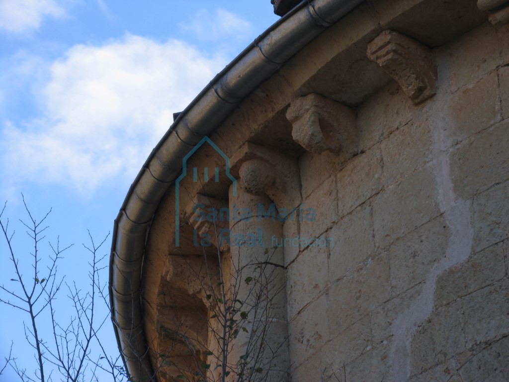 Vista de los canecillos de la cornisa del ábside y de una semicolumna acodillada
