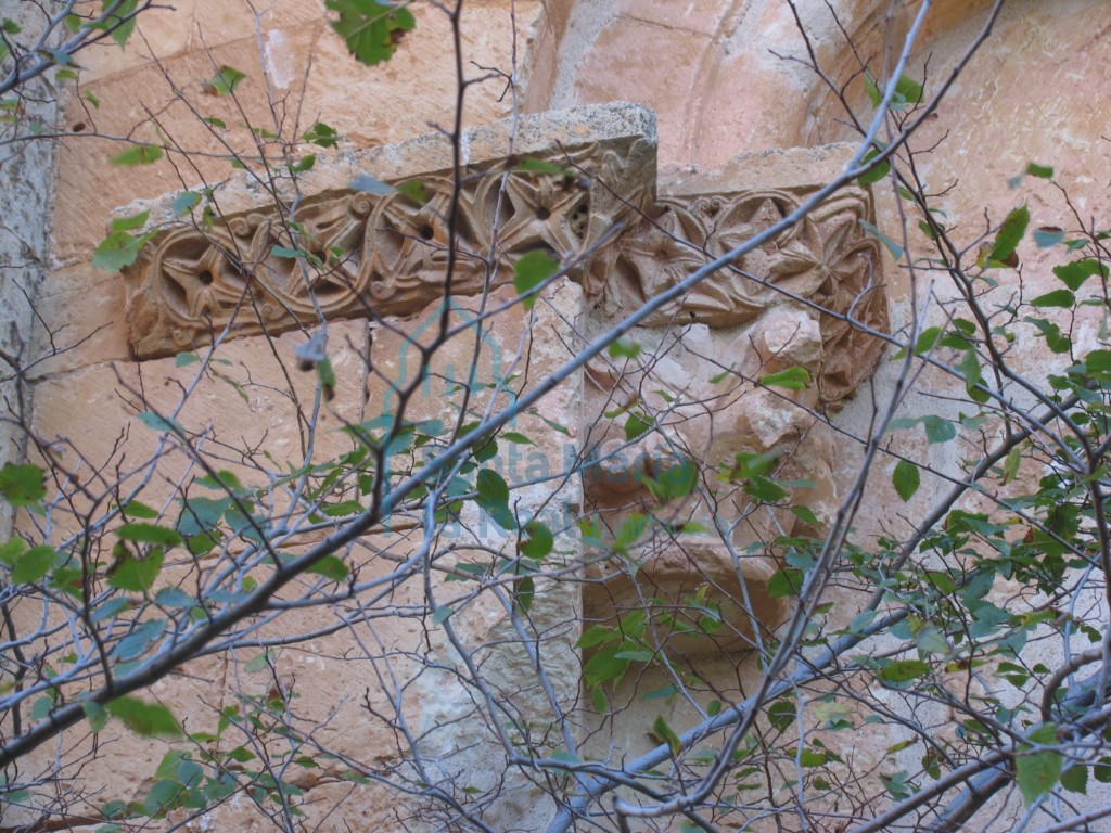 Capitel de la ventana del ábside no tiene columna y su cimacio esta decorado con clípeos en los que se enmarcan distintos tipos de tetrápeladas