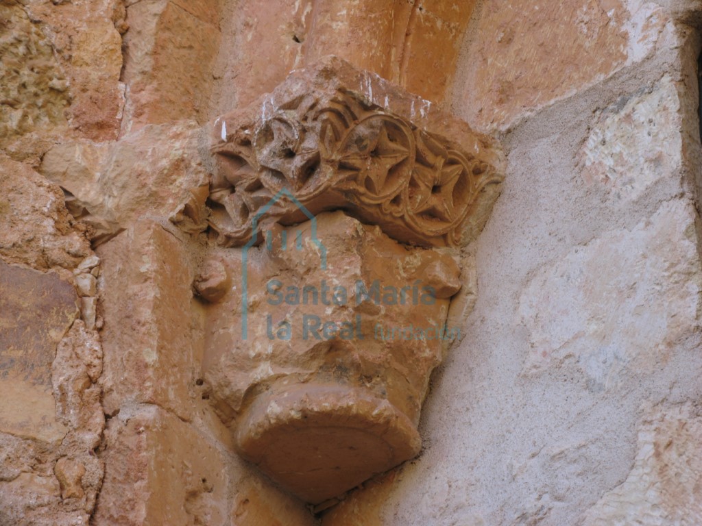 Capitel de la ventana del ábside no tiene columna y su cimacio esta decorado con clípeos en los que se enmarcan distintos tipos de tetrápeladas