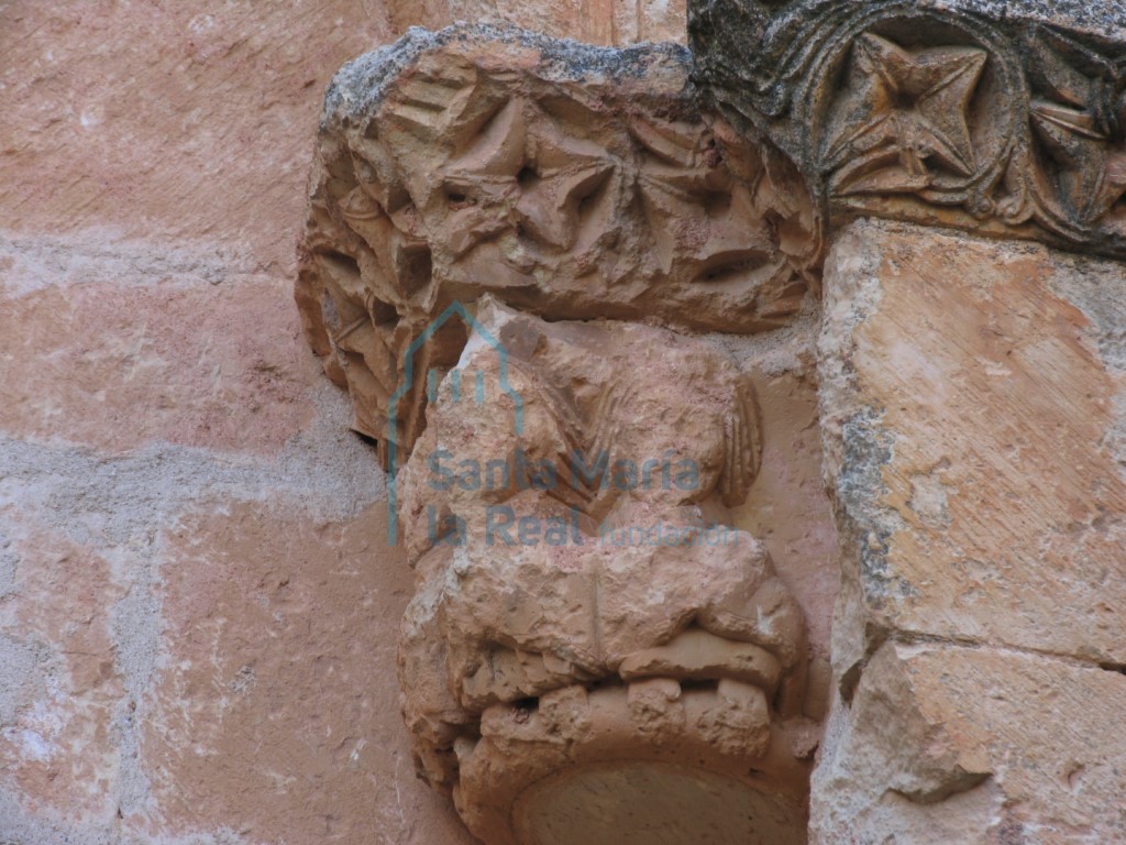 Capitel de la ventana del ábside no tiene columna y su cimacio esta decorado con clípeos en los que se enmarcan distintos tipos de tetrápeladas