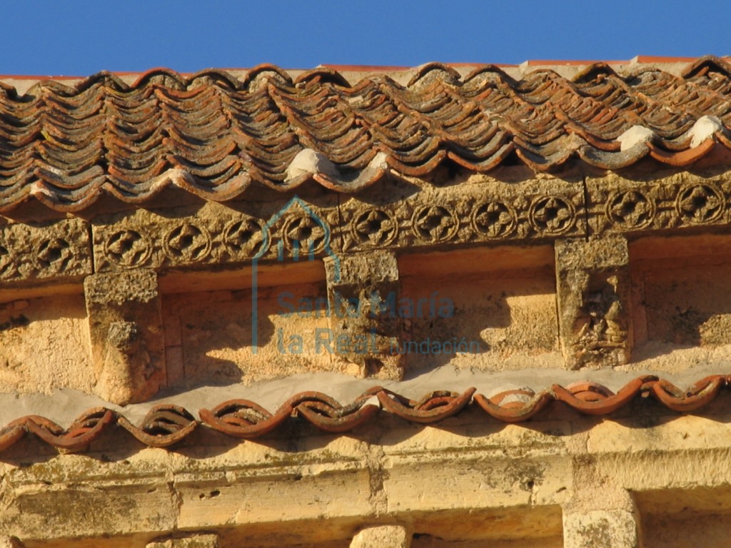 Detalle de la cornisa sur de la nave central