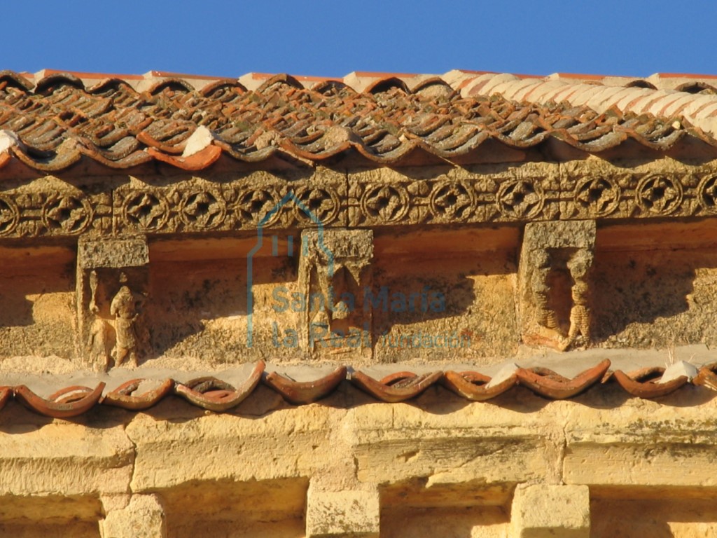 Detalle de la cornisa sur de la nave central