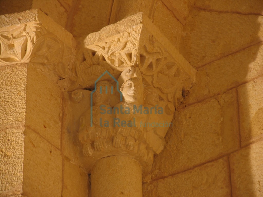 Vista del capitel interior del vano central,a la izquierda, de la cabecera que representa tres personajes femeninos de frente, con túnica y manto