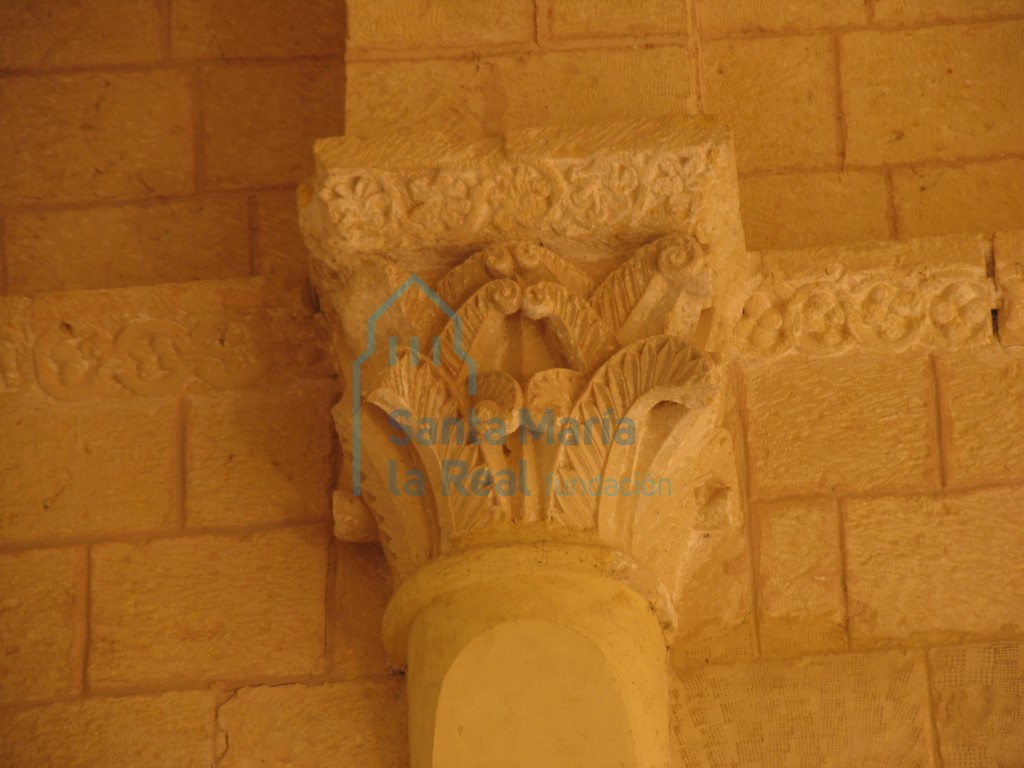 Vista del capitel del arco fajón de la cabecera, ornado con decoración vegetal