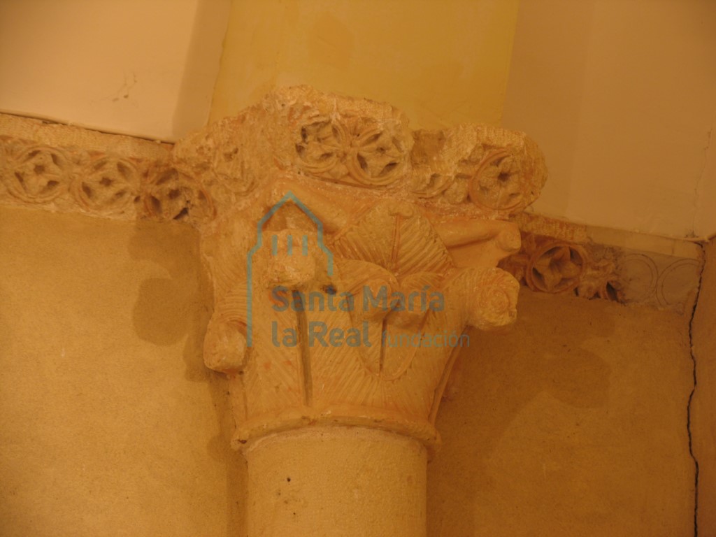Capitel de un arco fajón de la nave central con decoración vegetal