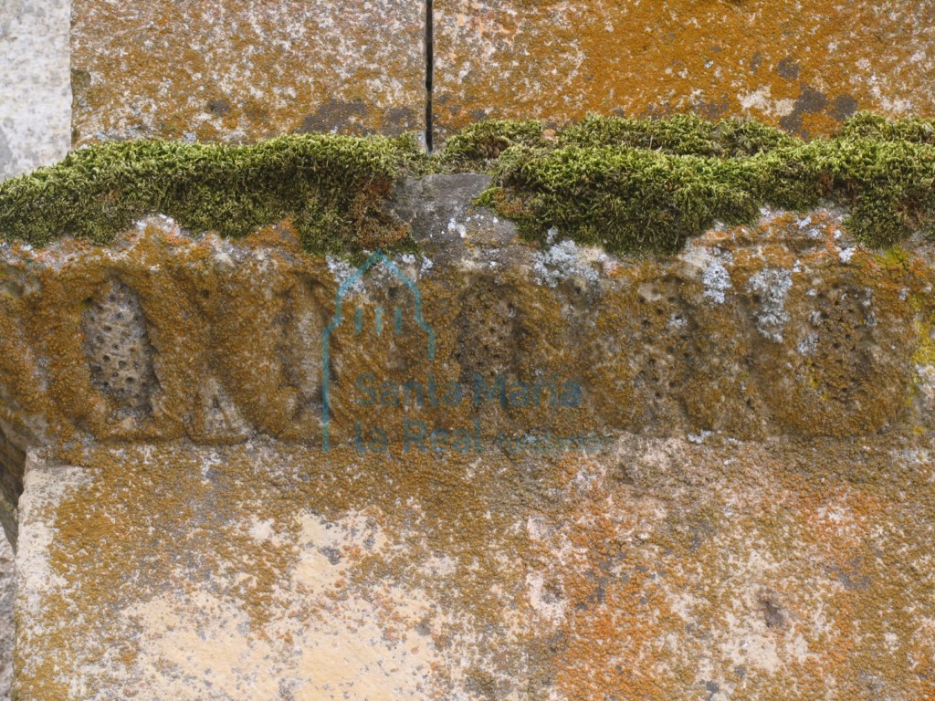 Detalle de la imposta de la portada norte
