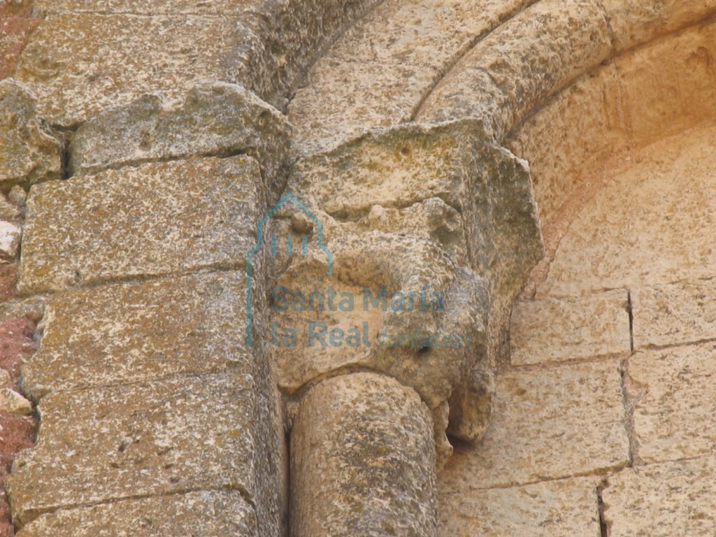 Detalle del capitel izquierdo de la ventana del hastial occidental