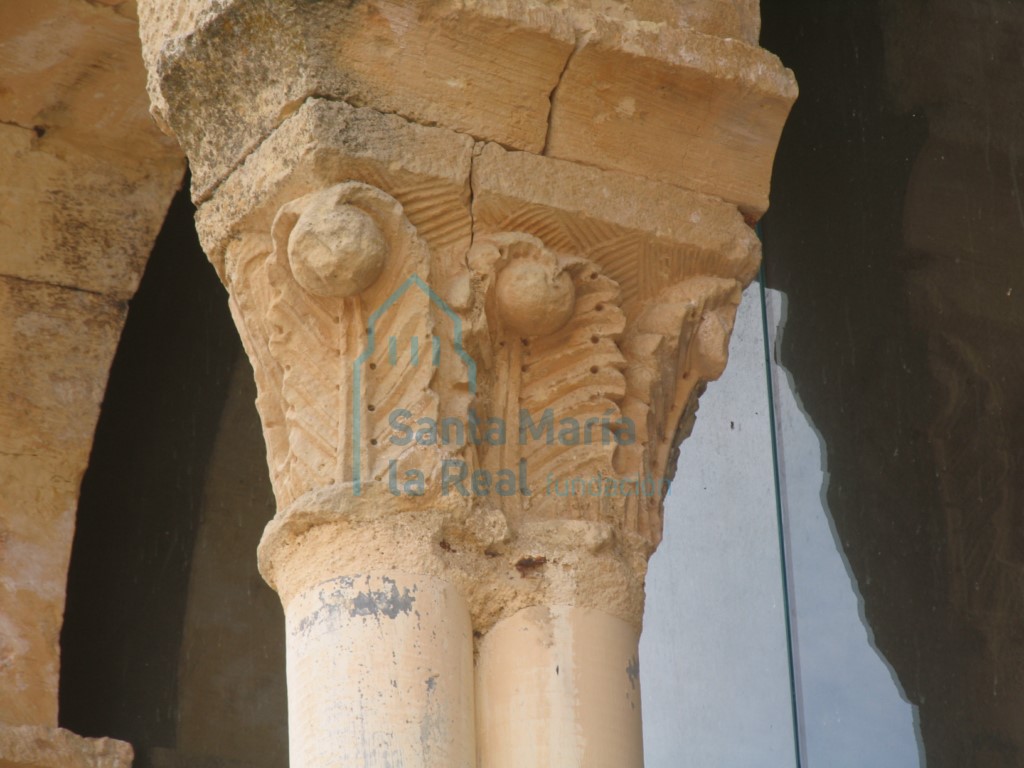 Detalle del capitel de la ventana geminada del lateral oeste