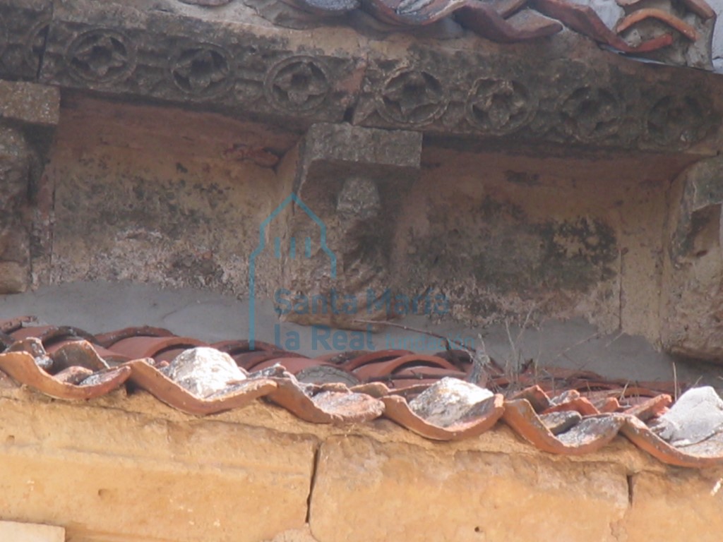 Detalle de la cornisa meridional