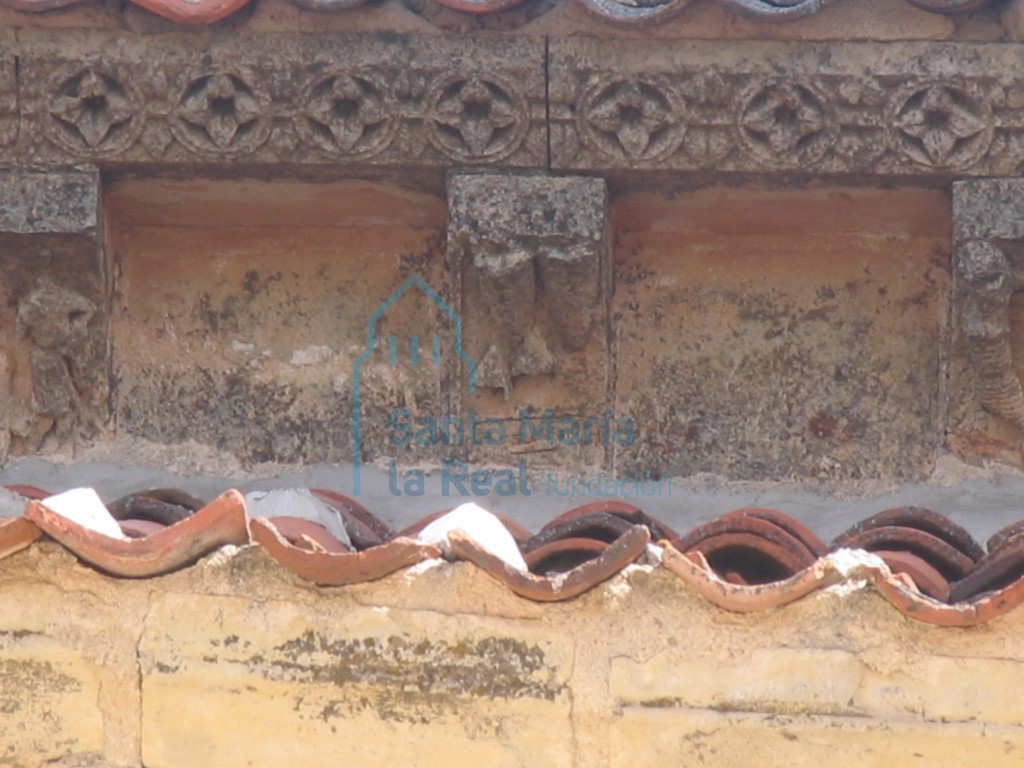 Detalle de la cornisa meridional