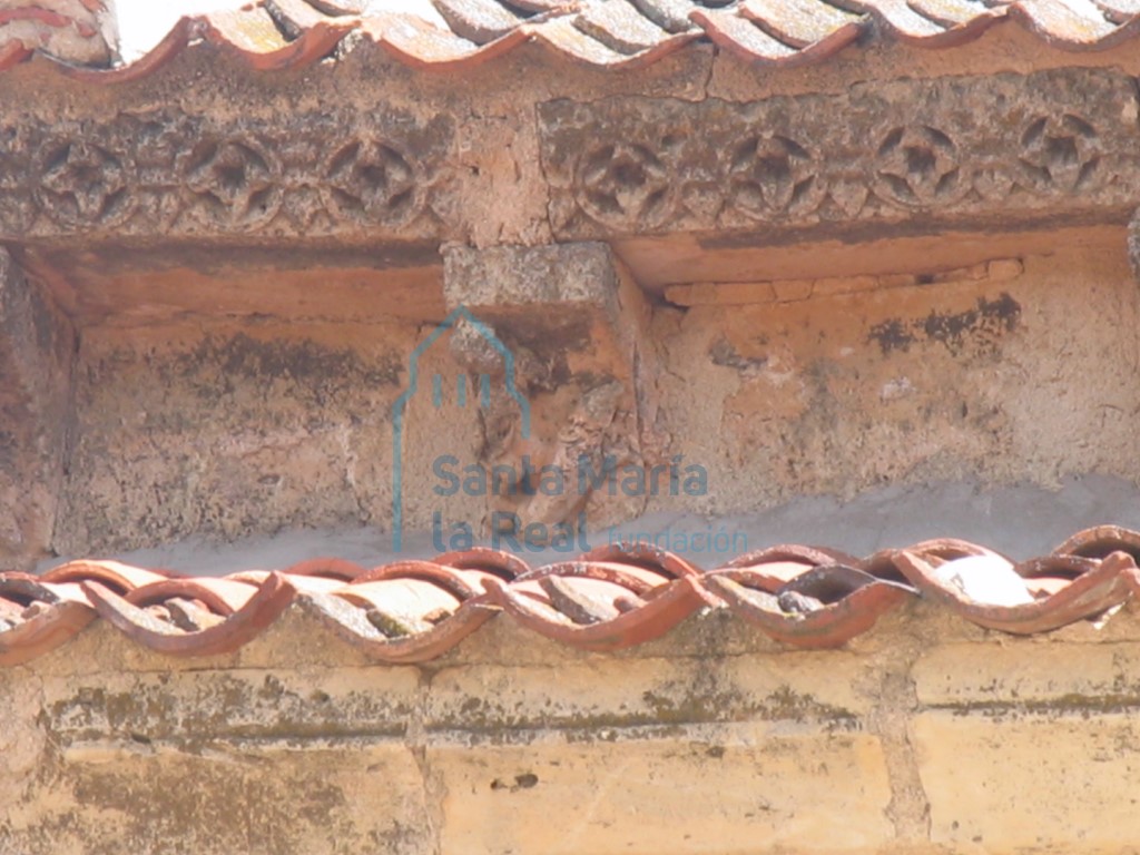 Detalle de la cornisa meridional