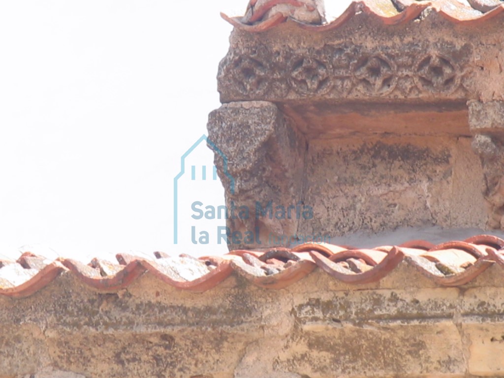 Detalle de la cornisa meridional