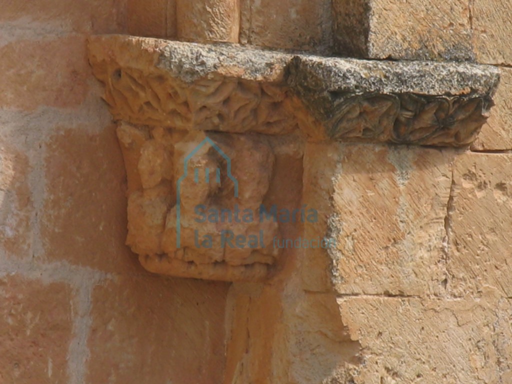 Detalle de un capitel de una aspillera del ábside