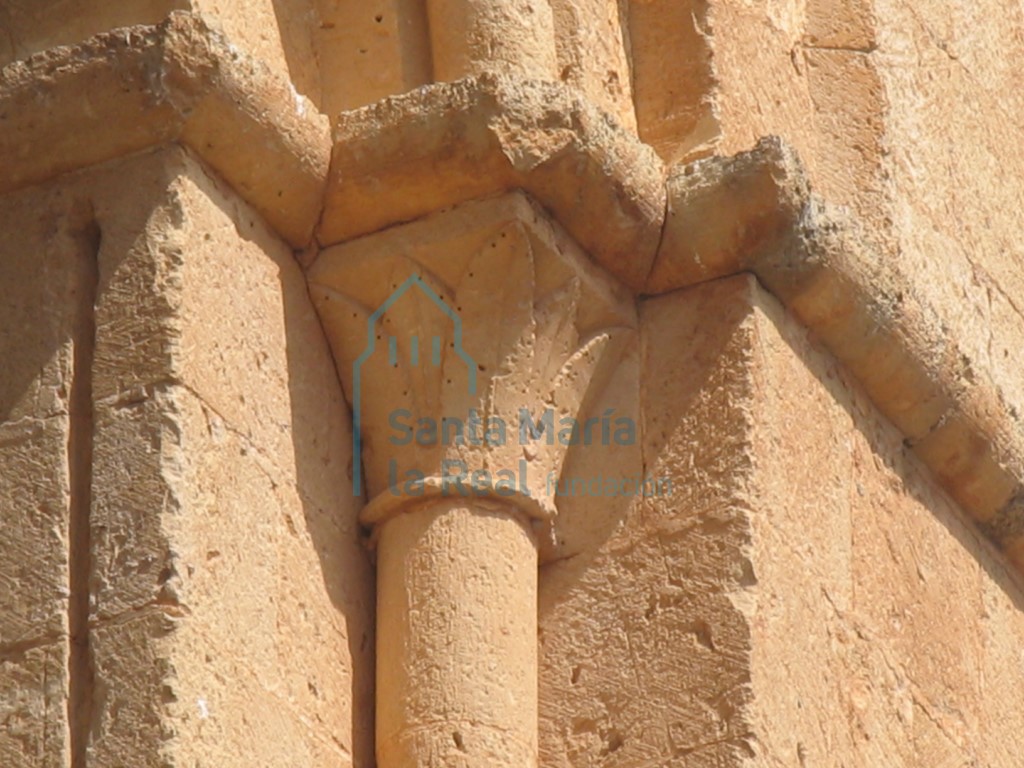 Detalle del capitel derecho de la tronera del lado oriental de la torre