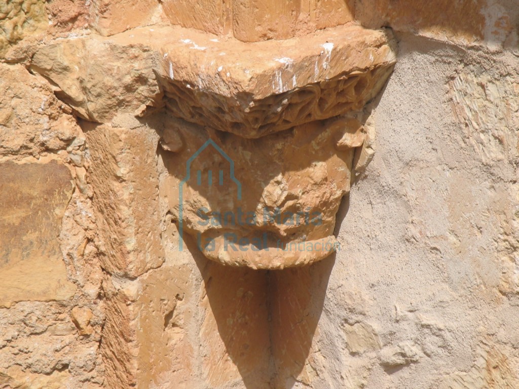 Capitel exterior de una de las aspilleras del ábside