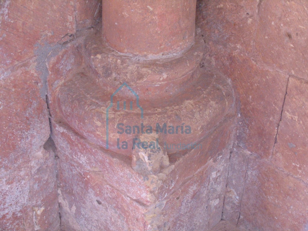 Detalle de la basa del capitel de la portada meridional sobre basamento