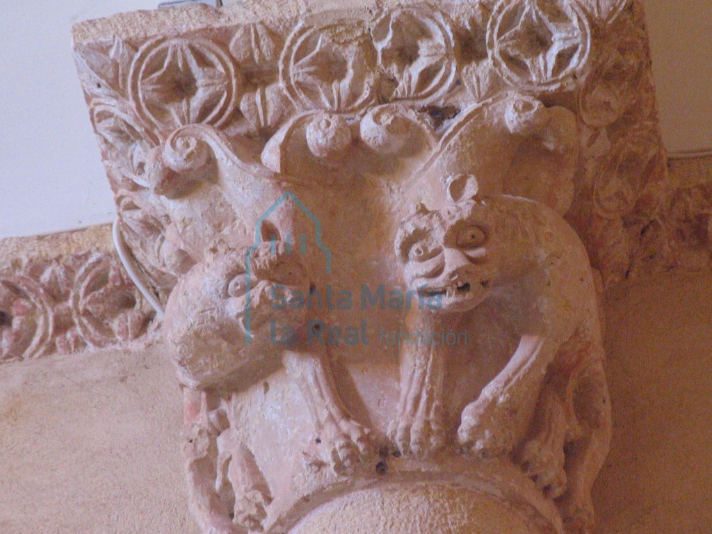 Capitel de uno de los arcos fajones de la nave central