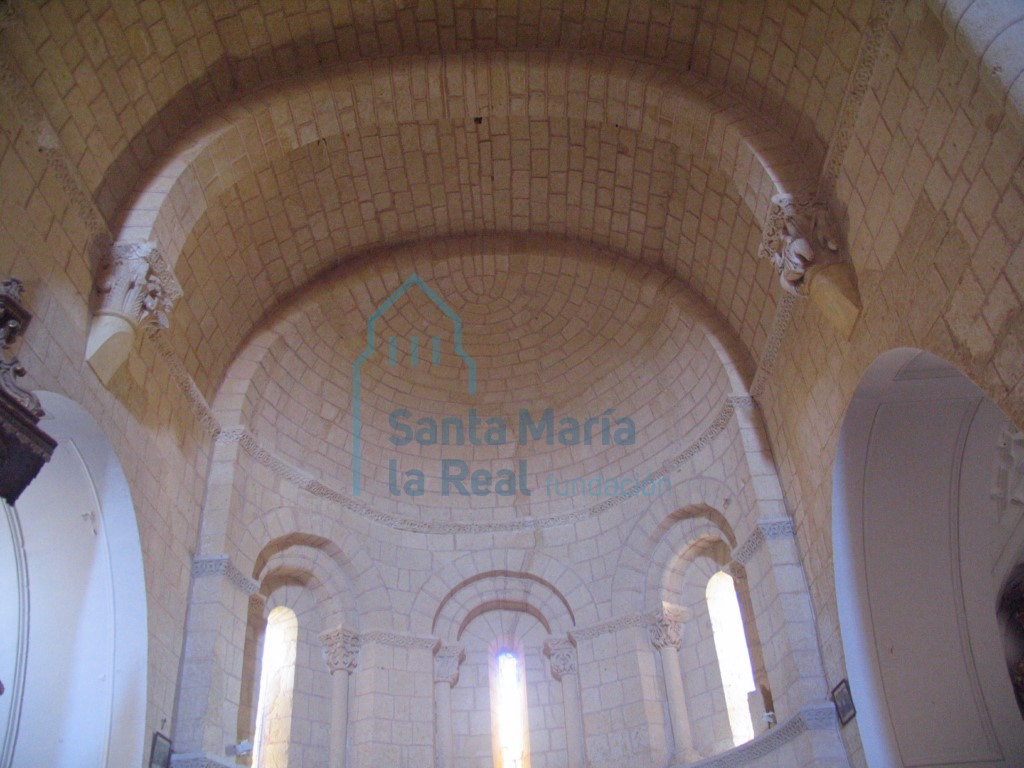 Vista de la bovéda de medio cañón y horno organizados por un arco fajón