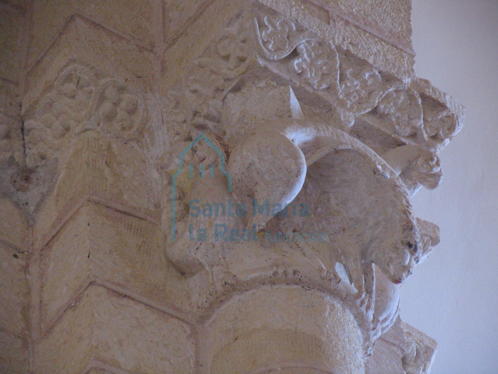 Capitel del arco triunfal, decorado con un león en la cara mayor y una arpía en cada una de las menores