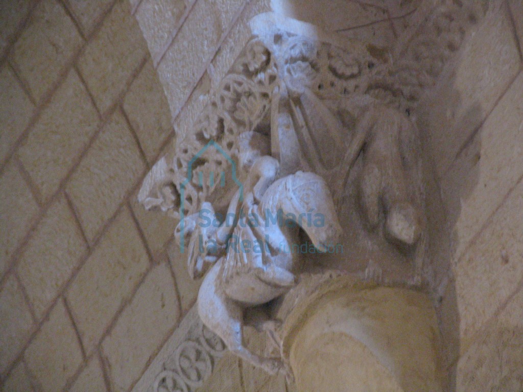 Capitel del arco fajón de la cabecera, ornado con un halconero acaballo en la cara mayor y en la menor un guerrero con espada