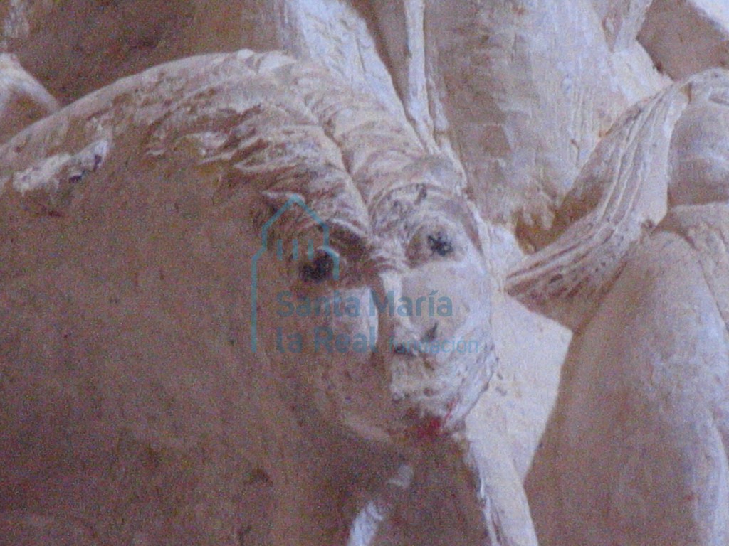 Detalle del león del capitel del arco triunfal