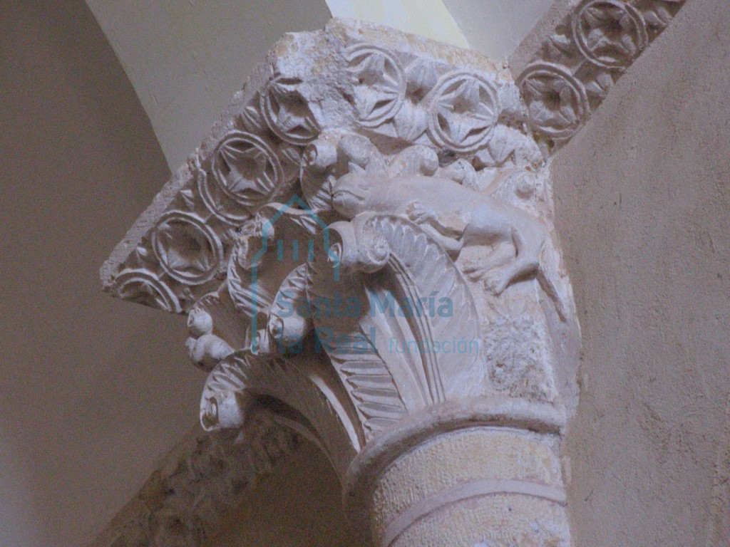 Capitel de un arco fajón de la nave central con decoración vegetal y pequeños cuadrupedos