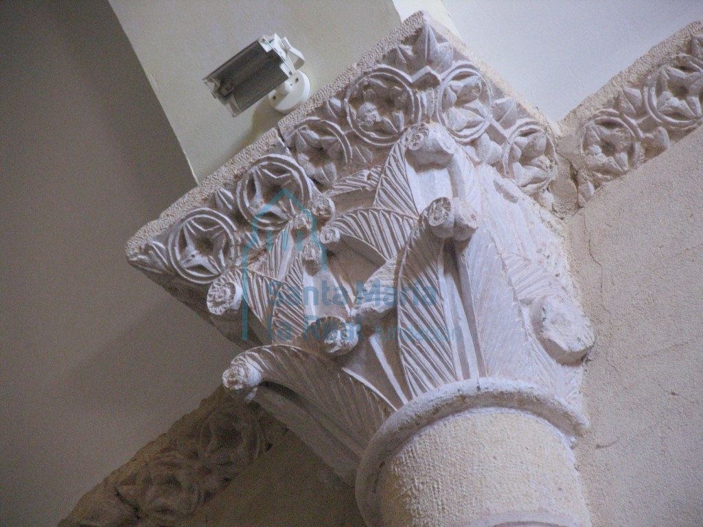 Capitele de un arco fajón de la nave central
