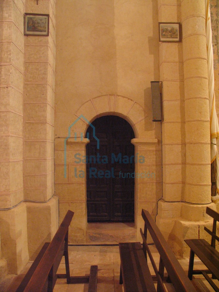 Vista de una puerta de medio punto Vista de una puerta de medio punto