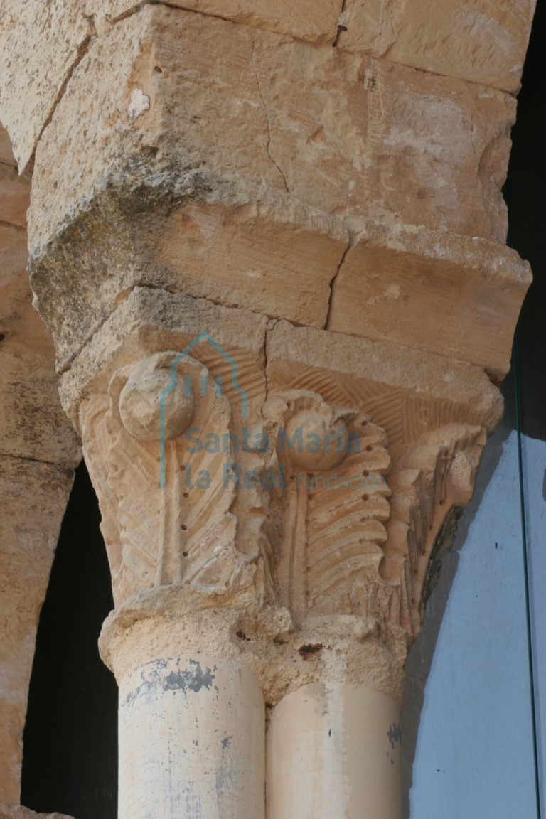 Vista del capitel del mainel de la ventana geminada del lado oeste