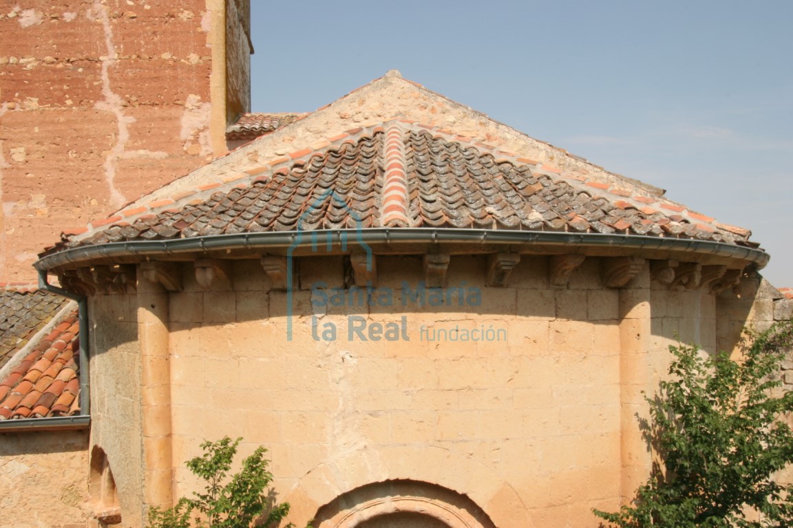 Vista de la cornisa del ábside