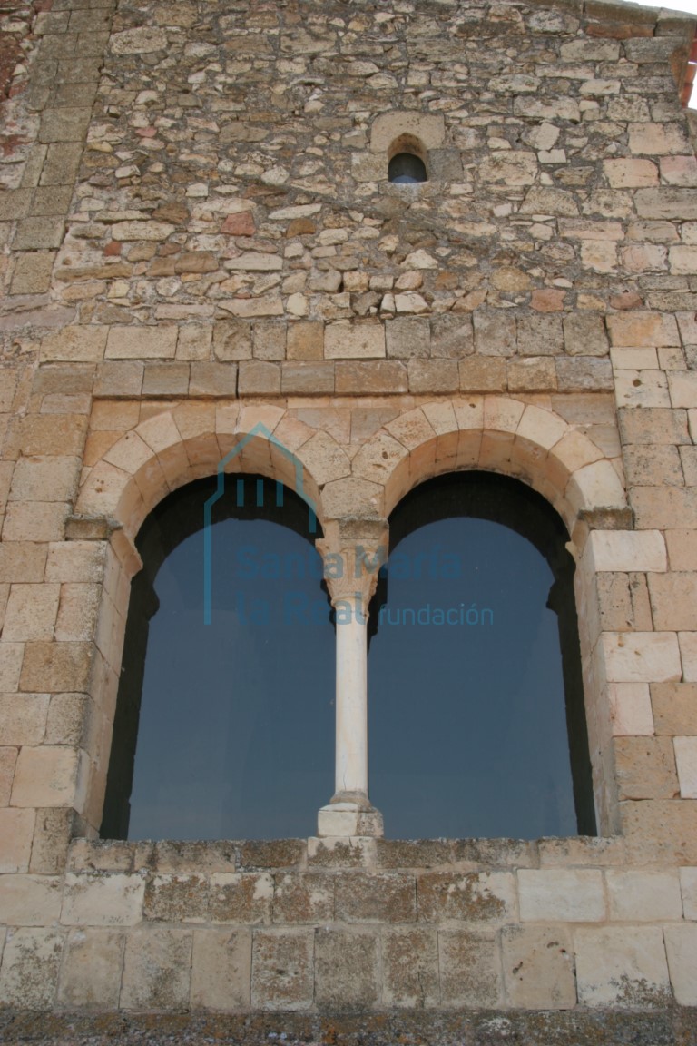 Vista de la ventana geminada enmarcada con alfiz del lado oeste