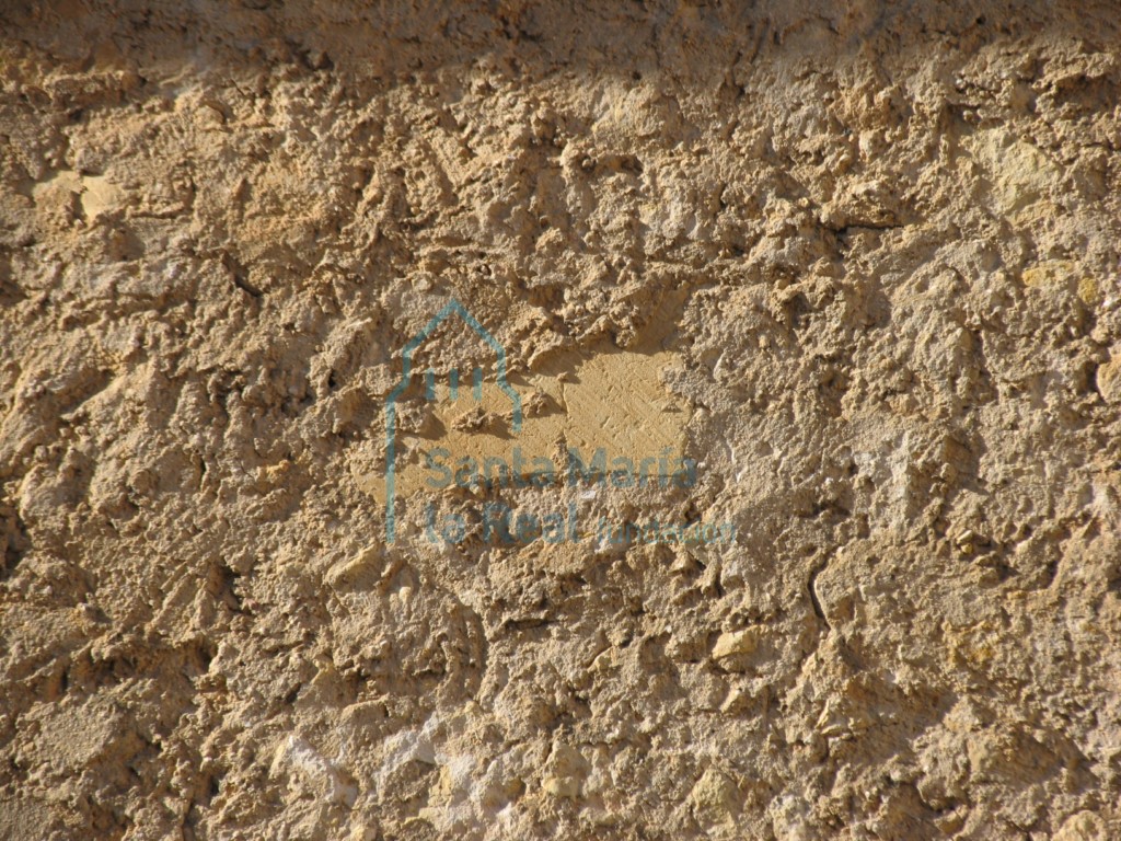 Sillar embutido en el muro oriental