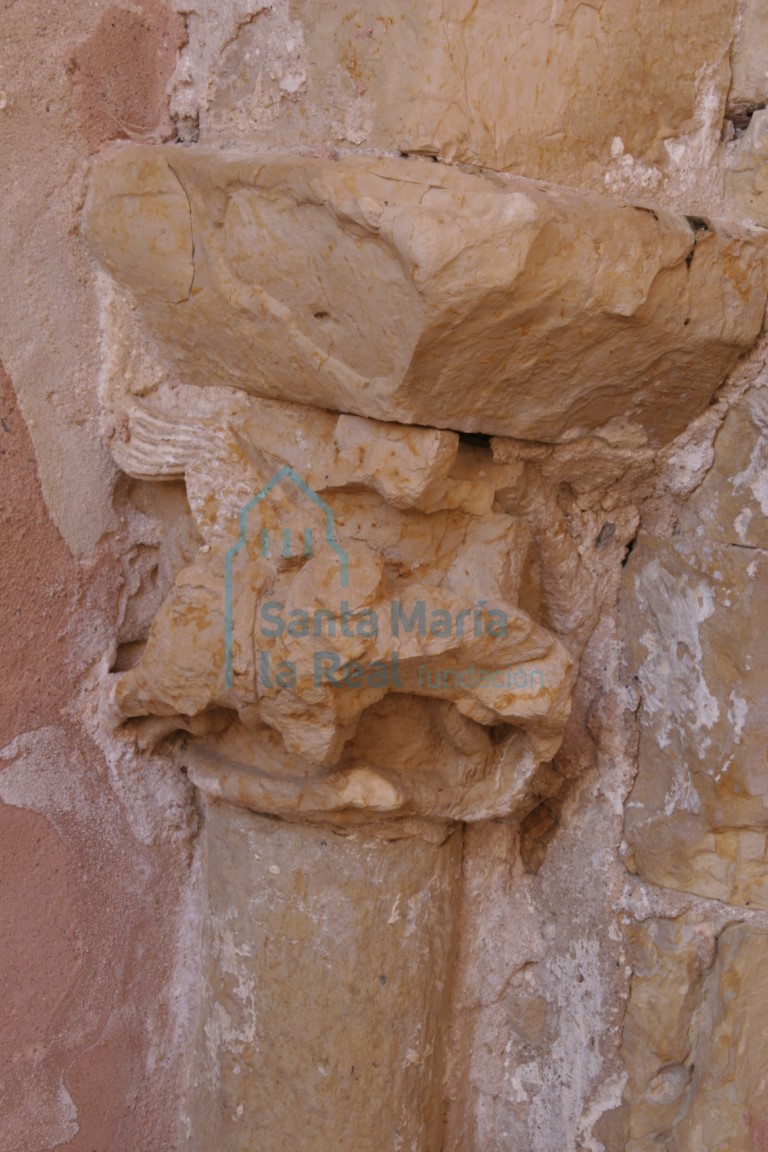 Capitel de la arquería del muro septentrional del presbiterio