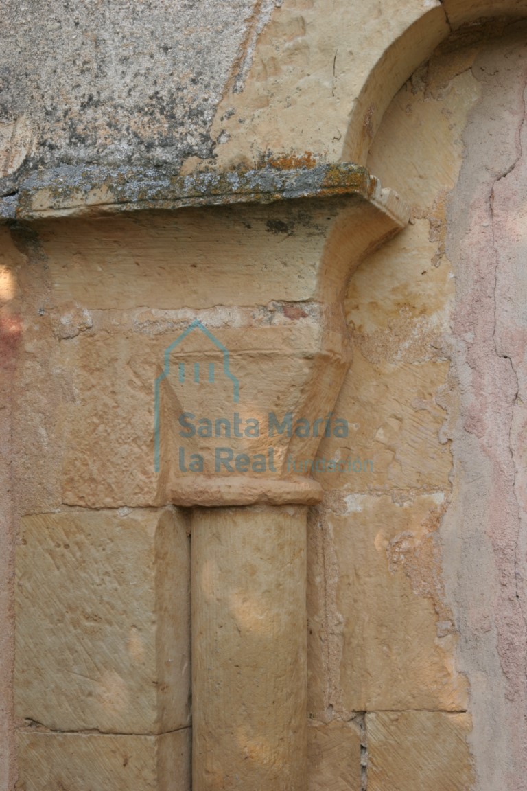 Detalle de la columna de la ventana del ábside