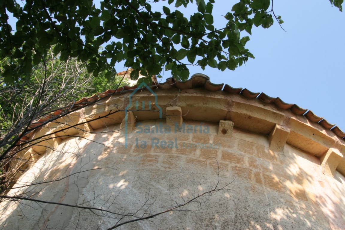 Detalle de la cornisa del ábside